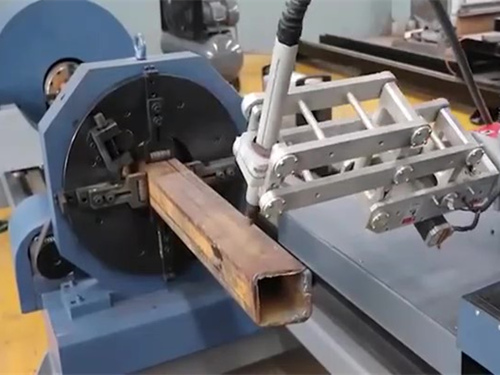 Cutting robots cut square steel tubes.