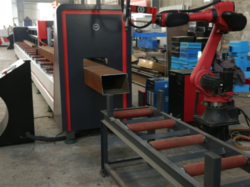 Cutting robots cut steel pipes