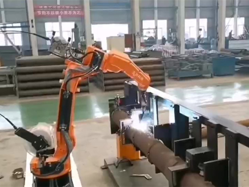 Movable pipe welding robot